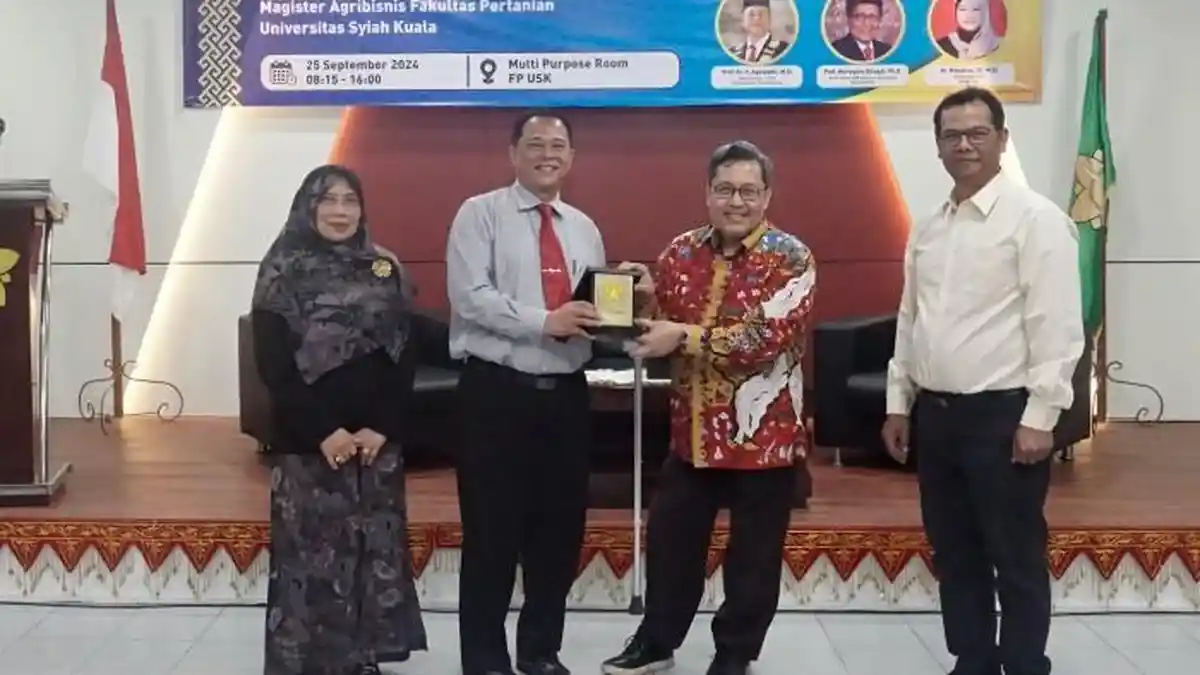 Wakil Rektor Bidang Akademik USK, Prof. Dr. Ir. Agussabti, M.Si menyerahkan cenderamata kepada Prof. Hermanto Siregar, Ph.D, selaku pemateri workshop penulisan artikel ilmiah dan publikasi di jurnal internasional di Multi Purpose Room FP USK. (Banda Aceh, 25 September 2024).